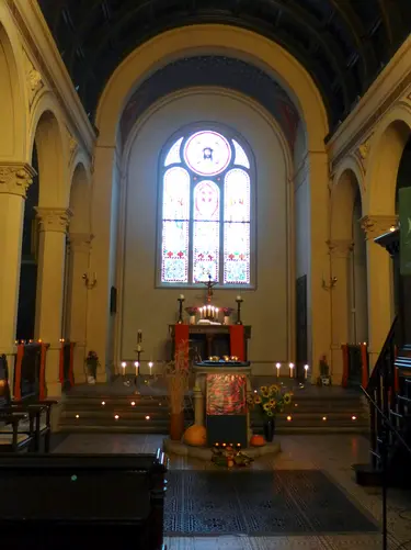 Altarraum der Bornstedter Kirche mit Kerzen für eine Taizé-Andacht geschmückt 