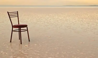 leerer Stuhl auf einer glatten Eisfläche